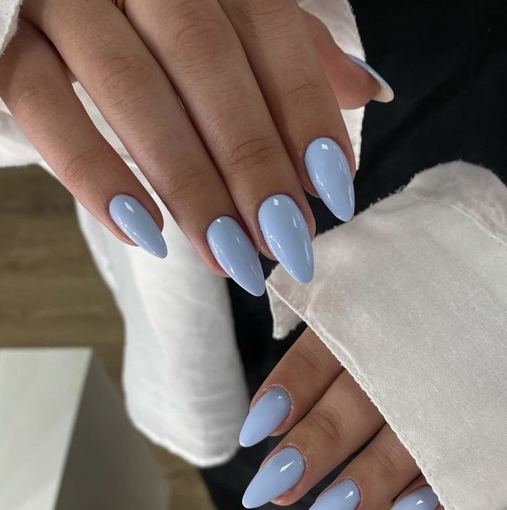 femme vernis bleu ciel