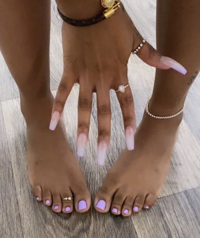 Filles montrant ses ongles