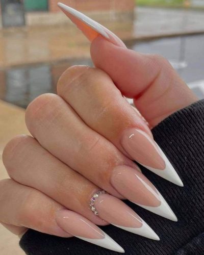 French manucure ongles "stiletto".