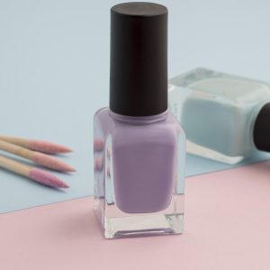 assortiment-produits-soin-ongles-angle-eleve vernis semi permanent