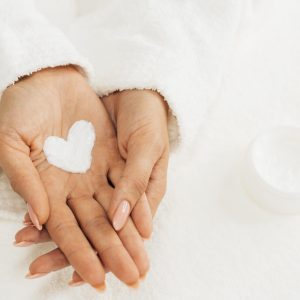 creme-hygiene-soin-ongles-forme-coeur belles mains avec crème en forme de coeur