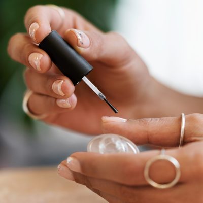 femme-montrant-son-nail-art-ongles-du-vernis femme mettant une base de vernis