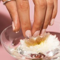 femme-montrant-son-nail-art-ongles-du-verre s'occuper de ses ongles
