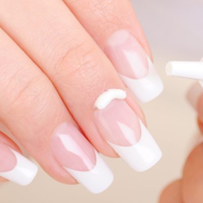 Body care of female fingernail and cuticle crème hydratante cuticule