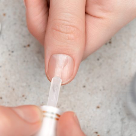 Girl doing manicure by herself, close up. se faire une manucure