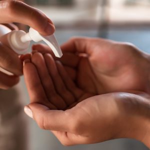 girl treats her hands with antisuptics hydrater ses mains