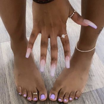 Filles montrant ses ongles