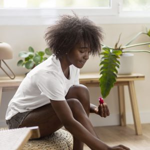 personne-mettant-du-vernis-ongles jeune fille prenant soin de ses ongles