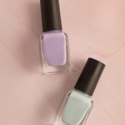 vue-dessus-arrangement-articles-soin-ongles différence deux vernis