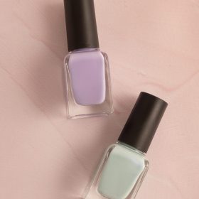 vue-dessus-arrangement-articles-soin-ongles différence deux vernis