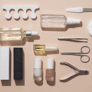 vue-dessus-assortiment-produits-soin-ongles matériel pour prendre soin de ses ongles